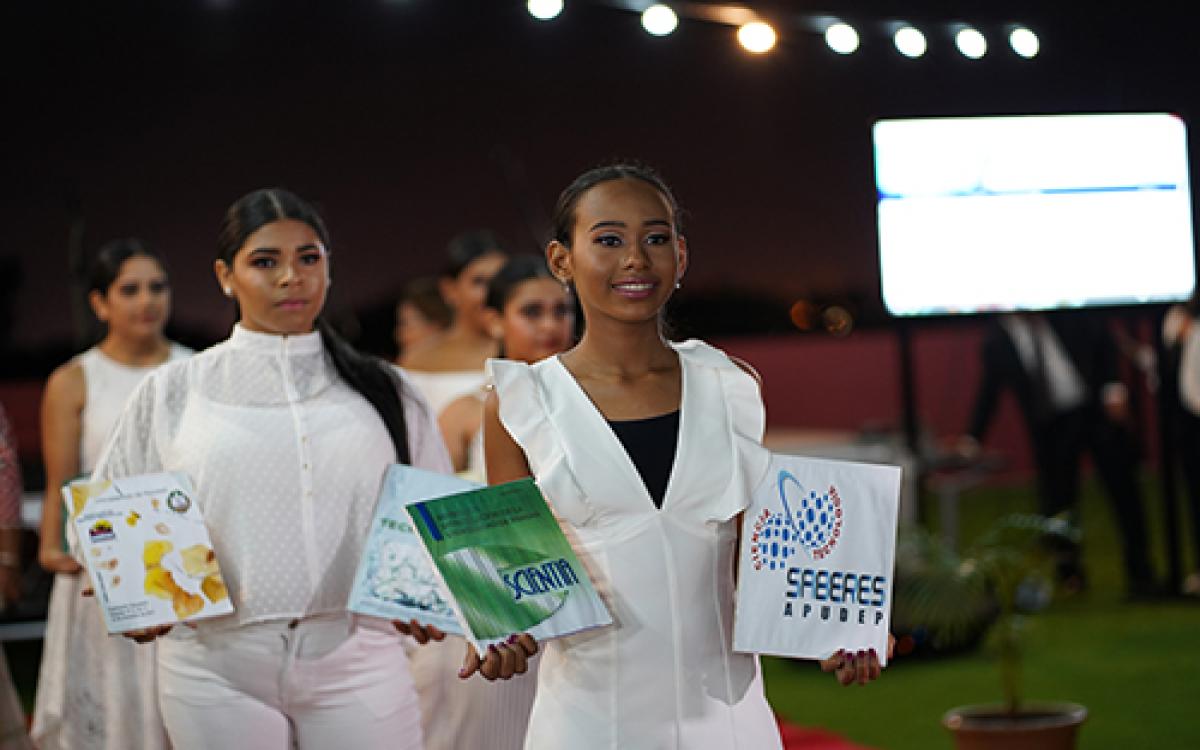 Tres chicas modelando con revistas